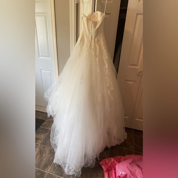 Wedding dress, includes belt and long veil - Picture 8 of 8